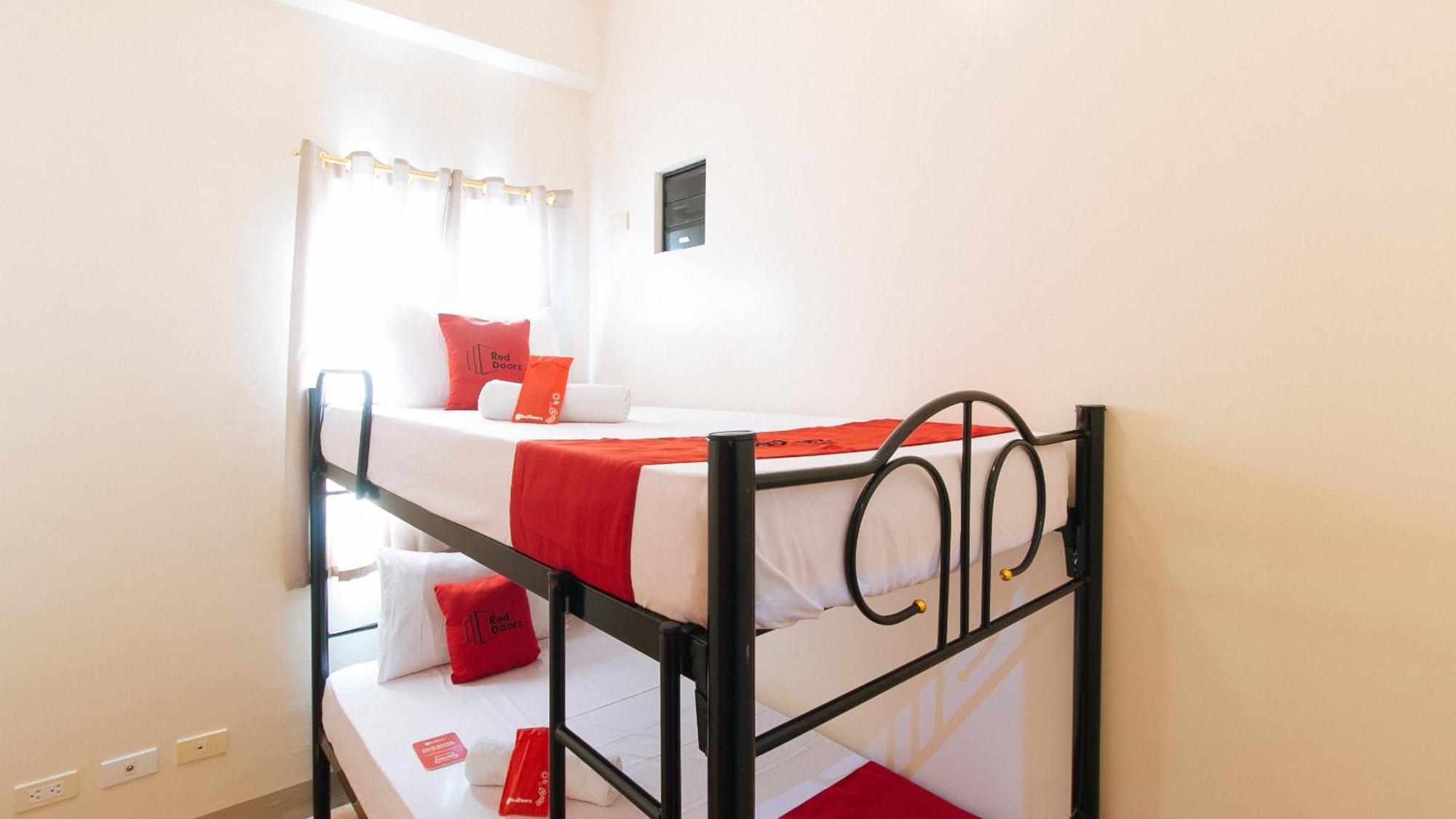 Reddoorz Plus At Alpina Heights Paranaque Paranaque City Eksteriør billede